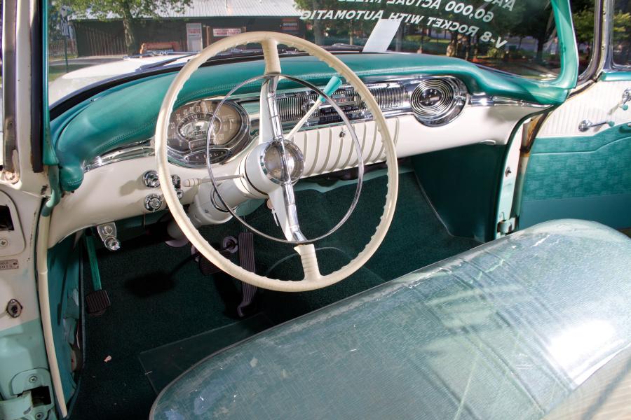  Oldsmobile 88 Holiday 2-Door Hardtop 1956 года  (фото 18 из 20)